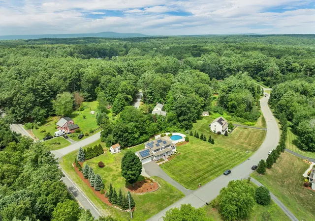 Photo 4 of Single family home for sale at 1 Jake Rd, Londonderry, NH 03053 | MLS# 5104226 | Listing updated on 2026-08-20