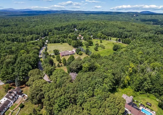 Photo 3 of Single family home for sale at 14 Walnut Hill Rd, Amherst, NH 03031 | MLS# 5104273 | Listing updated on 2026-09-18