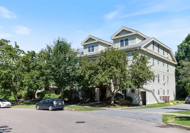 Photo 2 of Condo for sale at 27 Hildred Dr #27, Burlington, VT 05401 | MLS# 5104299 | Listing updated on 2026-08-28
