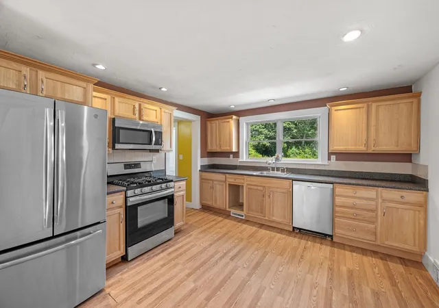 3rd image of 142 Main St, Plaistow, NH 03865 | MLS# 5104326