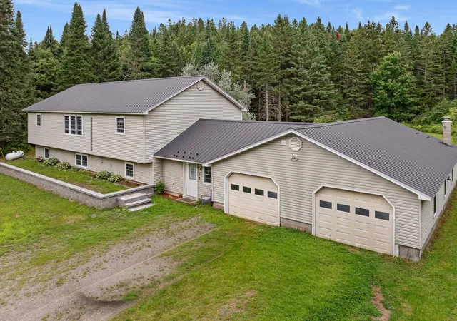 Photo 3 of Single family home for sale at 29 Pine Tree Cir, Pittsburg, NH 03592 | MLS# 5104458 | Listing updated on 2026-10-11