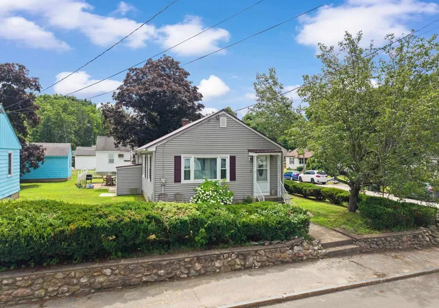 1st image of 851 Cilley Rd, Manchester, NH 03103 | MLS# 5104464