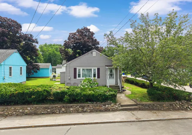 2nd image of 851 Cilley Rd, Manchester, NH 03103 | MLS# 5104464