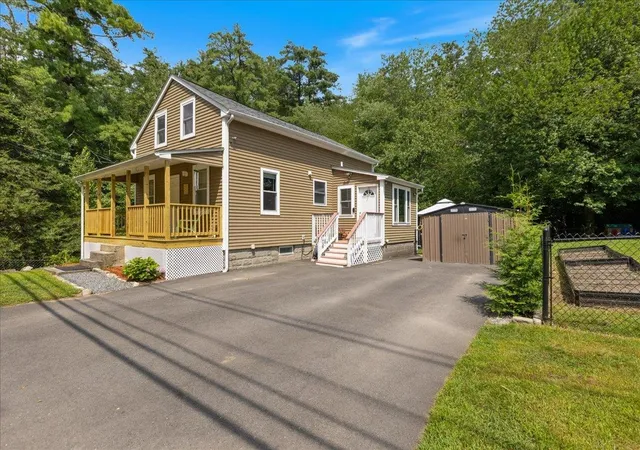 1st image of 122 N Main St, Salem, NH 03079 | MLS# 5104644