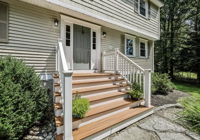 Photo 3 of Single family home for sale at 33 Ffrost Dr, Durham, NH 03824 | MLS# 5104681 | Listing updated on 2026-08-19