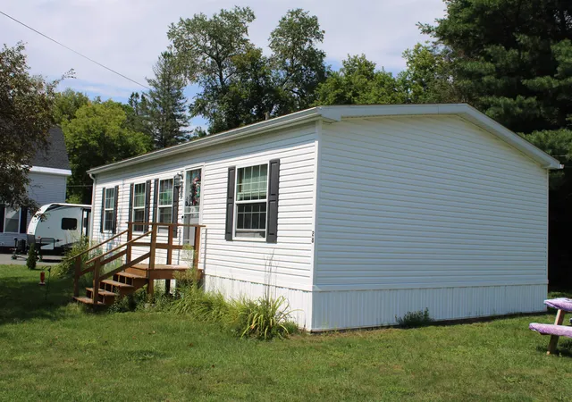 Photo 1 of Single family home for sale at 28 Huron St, Whitefield, NH 03598 | MLS# 5104698 | Listing updated on 2026-08-25