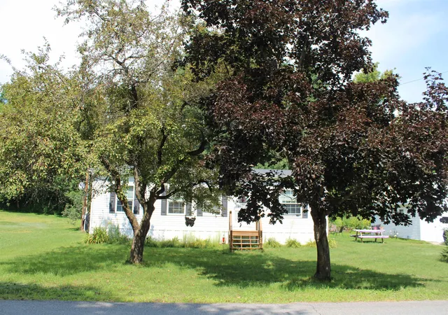 Photo 3 of Single family home for sale at 28 Huron St, Whitefield, NH 03598 | MLS# 5104698 | Listing updated on 2026-08-25
