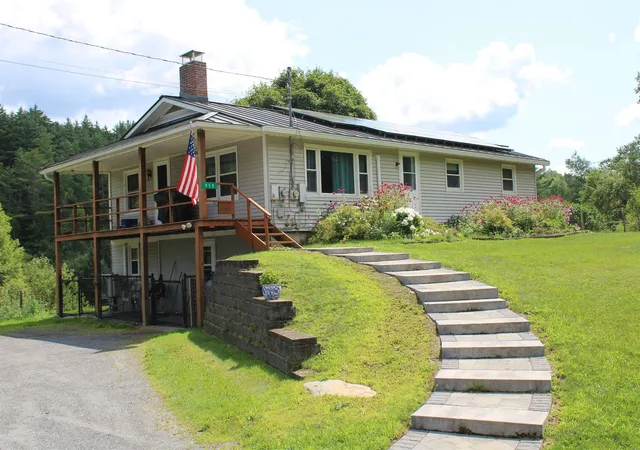 Photo 1 of Single family home for sale at 958 Spaulding Rd, Saint Johnsbury, VT 05819 | MLS# 5104800 | Listing updated on 2026-09-18