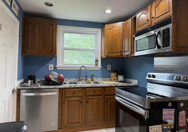 Photo 3 of Single family home for sale at 138 Shadow Lake Rd, Salem, NH 03079 | MLS# 5104846 | Listing updated on 2026-08-20