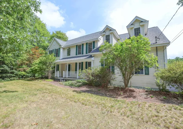 Photo 2 of Single family home for sale at 89 Seaverns Bridge Rd, Amherst, NH 03031 | MLS# 5104868 | Listing updated on 2026-09-09