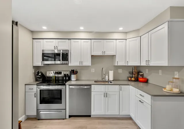 Photo 3 of Sale Pending at 1 Aspen Ln, Merrimack, NH 03054 | MLS# 5104877 | Listing updated on 2026-08-29