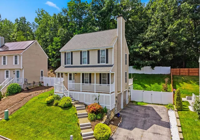 Photo 3 of Single family home for sale at 160 Heathrow Ave, Manchester, NH 03104 | MLS# 5104935 | Listing updated on 2026-09-17