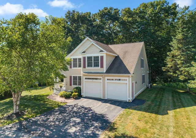 1st image of 10 Cortland Ave, Stratham, NH 03885 | MLS# 5105173