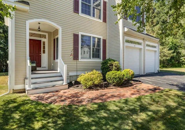 3rd image of 10 Cortland Ave, Stratham, NH 03885 | MLS# 5105173