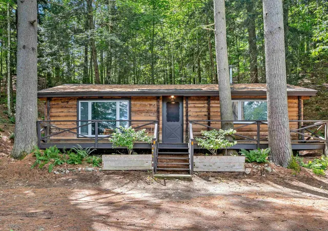 Single family home for sale at 17 Middle Pines Rd, Warren, VT 05674 | MLS# 5105269