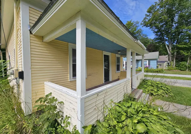 Photo 3 of Single family home for sale at 17 West St, Lincoln, NH 03251 | MLS# 5105329 | Listing updated on 2026-09-30