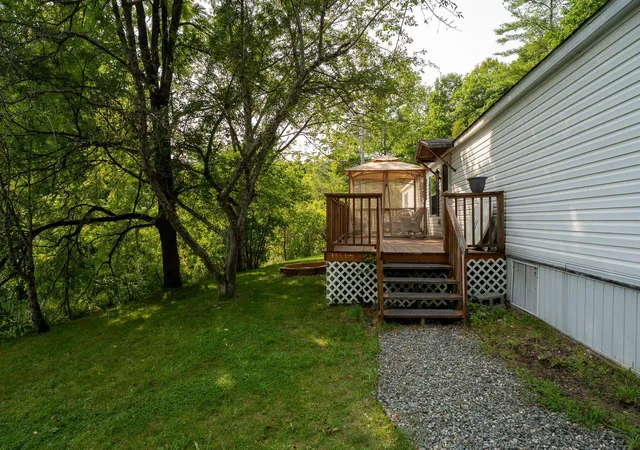 Photo 4 of Single family home for sale at 186 Oak St, Saint Johnsbury, VT 05819 | MLS# 5105361 | Listing updated on 2026-08-22