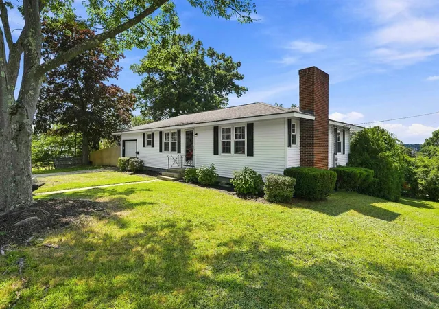 Photo 3 of Single family home for sale at 283 S Hall St, Manchester, NH 03103 | MLS# 5105362 | Listing updated on 2026-09-08