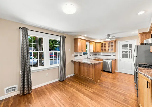 Photo 4 of Single family home for sale at 283 S Hall St, Manchester, NH 03103 | MLS# 5105362 | Listing updated on 2026-09-08