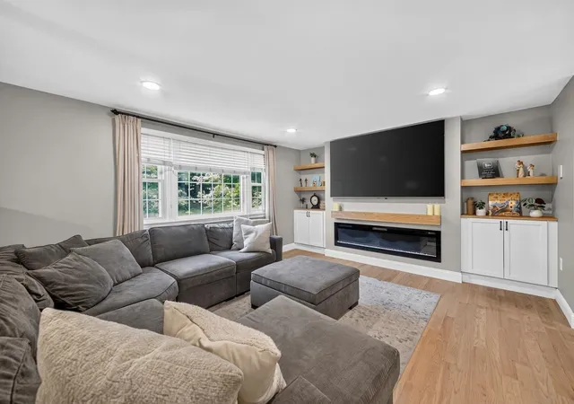 Photo 2 of Sale Pending at 24a Sparhawk Dr, Londonderry, NH 03053 | MLS# 5105365 | Listing updated on 2026-08-26
