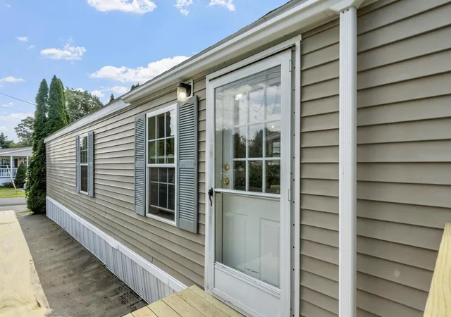 Photo 3 of Manufactured home for sale at 5 Lilac Way, North Hampton, NH 03862 | MLS# 5105393 | Listing updated on 2026-10-08