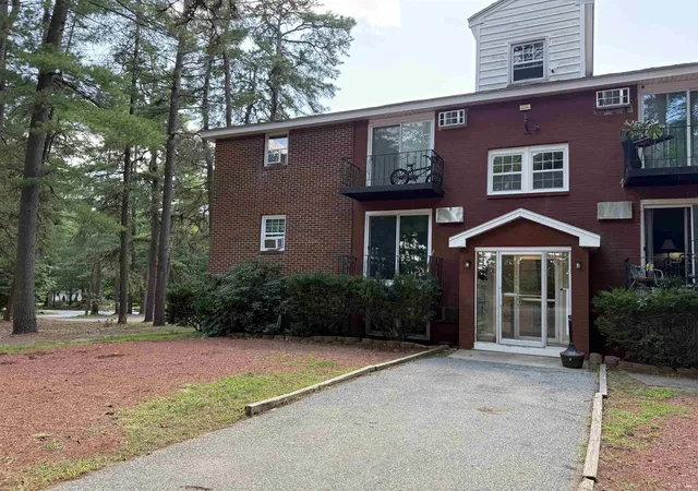 2nd image of 1 Charleston Ave #1, Londonderry, NH 03053 | MLS# 5105466