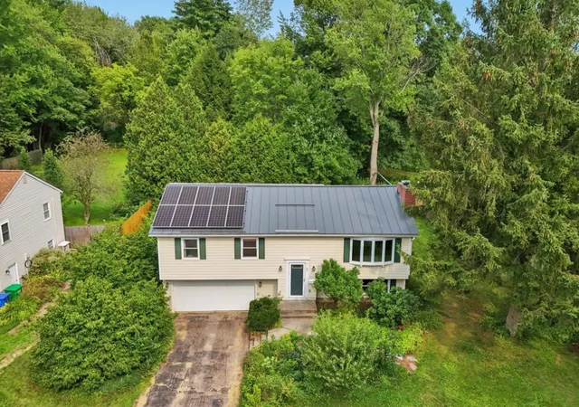Photo 1 of Single family home for sale at 5 Yandow Dr, South Burlington, VT 05403 | MLS# 5105505 | Listing updated on 2026-09-09