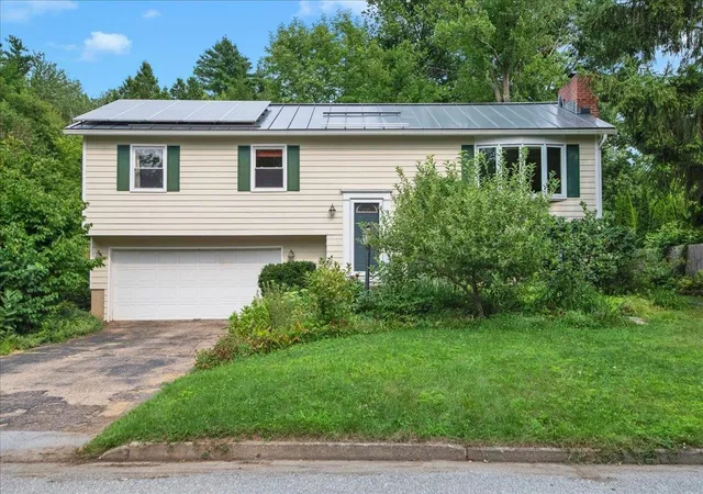 Photo 2 of Single family home for sale at 5 Yandow Dr, South Burlington, VT 05403 | MLS# 5105505 | Listing updated on 2026-09-09