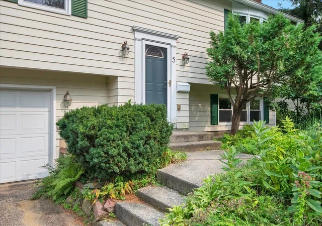 Photo 3 of Single family home for sale at 5 Yandow Dr, South Burlington, VT 05403 | MLS# 5105505 | Listing updated on 2026-09-09
