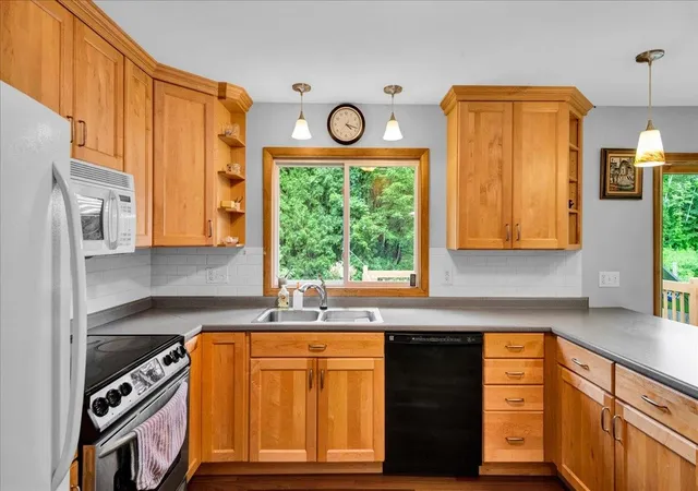 Photo 3 of Sale Pending at 5 Yandow Dr, South Burlington, VT 05403 | MLS# 5105505 | Listing updated on 2026-09-23