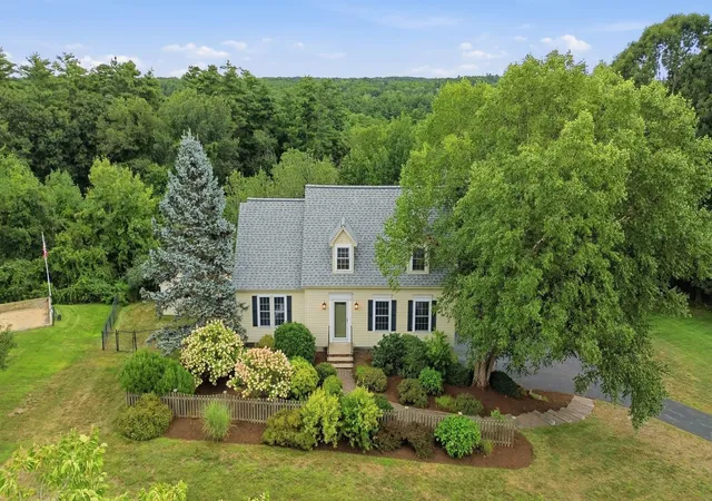 2nd image of 13 Hanover Ln, Derry, NH 03038 | MLS# 5105548