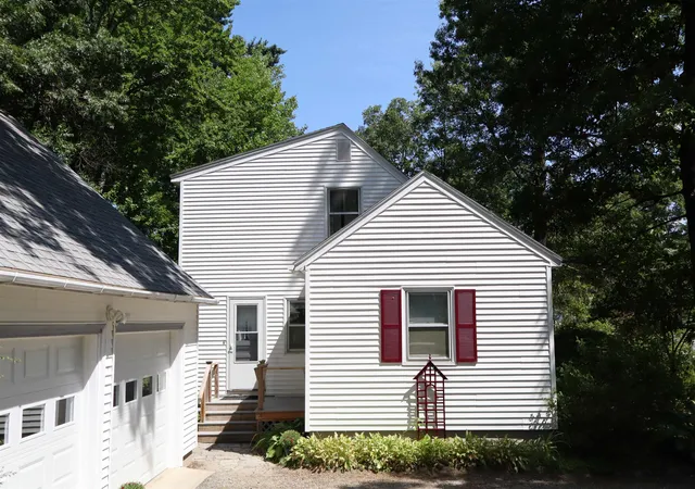 Photo 3 of Sale Pending at 6 Moe St, Nashua, NH 03062 | MLS# 5105559 | Listing updated on 2026-08-27
