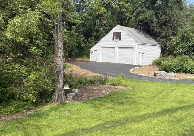 Photo 4 of Single family home for sale at 14 Blackstone Cir, Pelham, NH 03076 | MLS# 5105574 | Listing updated on 2026-09-13