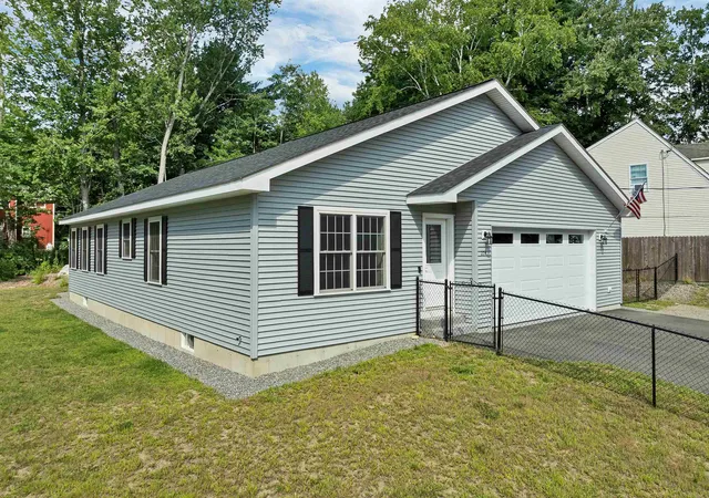 2nd image of 274 Pine St, Laconia, NH 03246 | MLS# 5105609