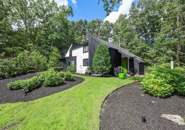 Photo 2 of Sale Pending at 10 Deacon Dr, Nashua, NH 03063 | MLS# 5105654 | Listing updated on 2026-08-25