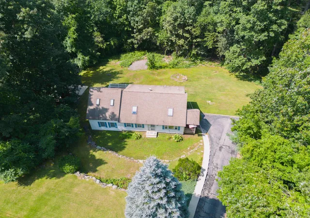 Photo 4 of Single family home for sale at 9 Mountain View Dr, Hudson, NH 03051 | MLS# 5105701 | Listing updated on 2026-10-12