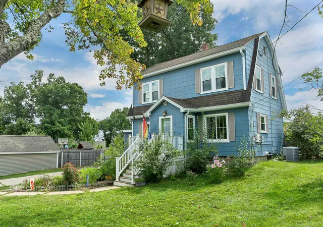 Photo 3 of Single family home for sale at 17 Desaulnier St, Manchester, NH 03102 | MLS# 5105734 | Listing updated on 2026-09-16