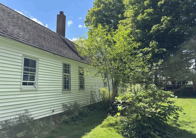 Photo 4 of Single family home for sale at 193 Pine Hill Rd, Nashua, NH 03063 | MLS# 5105735 | Listing updated on 2026-09-28