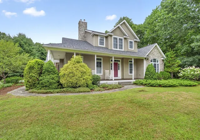 Photo 3 of Single family home for sale at 122 Island Pond Rd, Derry, NH 03038 | MLS# 5105758 | Listing updated on 2026-09-25