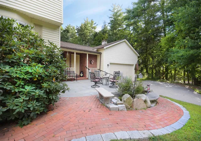 Photo 3 of Sale Pending at 7 Woodbine Ln, Merrimack, NH 03054 | MLS# 5105761 | Listing updated on 2026-09-13