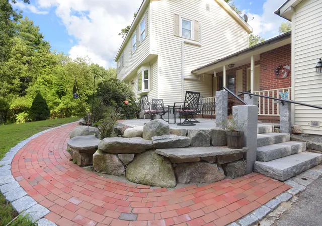 Photo 4 of Sale Pending at 7 Woodbine Ln, Merrimack, NH 03054 | MLS# 5105761 | Listing updated on 2026-09-13