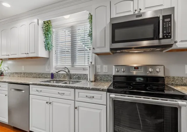 Photo 3 of Sale Pending at 10 Westview Rd, Brookline, NH 03033 | MLS# 5105762 | Listing updated on 2026-08-25