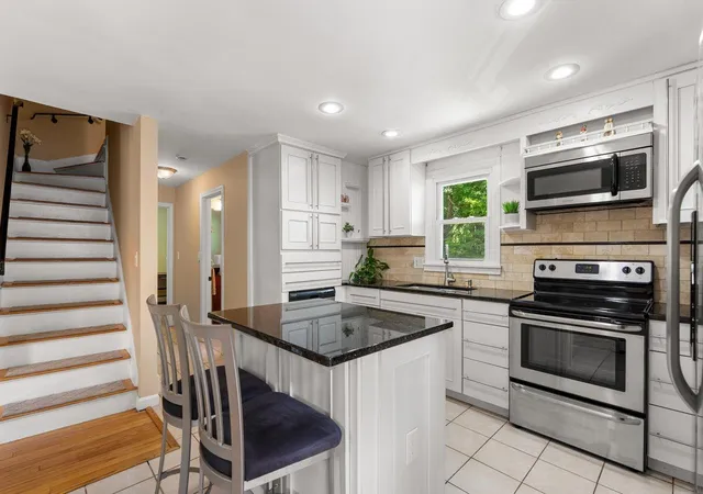 Photo 3 of Sale Pending at 27 Boyd Rd, Londonderry, NH 03053 | MLS# 5105775 | Listing updated on 2026-08-25