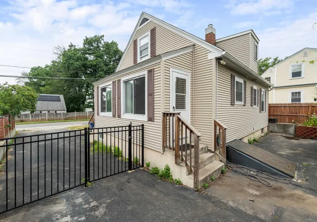 Photo 3 of Sale Pending at 100 S Lincoln St, Manchester, NH 03103 | MLS# 5105820 | Listing updated on 2026-08-30