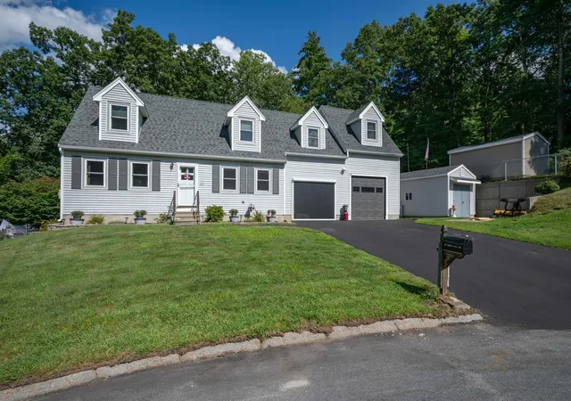 Single family home for sale at 20 Cobble Hill Rd, Nashua, NH 03062 | MLS# 5105825