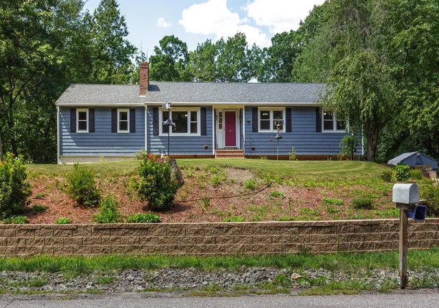 Photo 3 of Sale Pending at 10 Mayflower Dr, Londonderry, NH 03053 | MLS# 5105851 | Listing updated on 2026-09-24