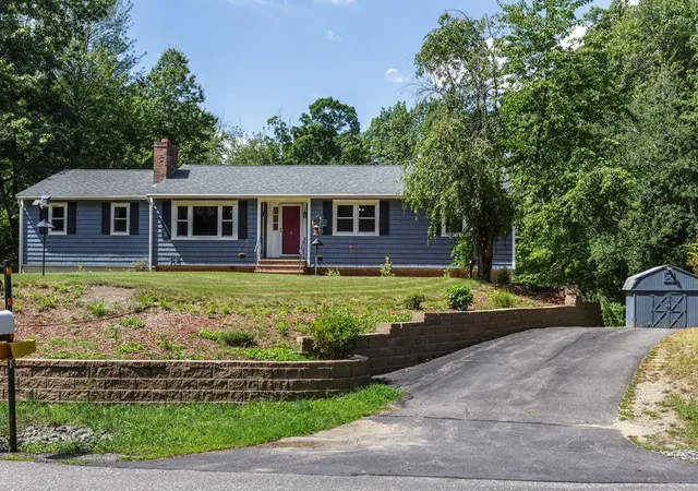 Photo 3 of Sale Pending at 10 Mayflower Dr, Londonderry, NH 03053 | MLS# 5105851 | Listing updated on 2026-09-24