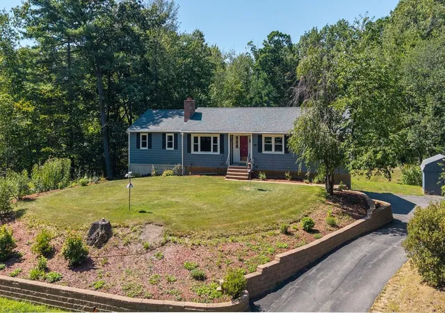 Photo 4 of Sale Pending at 10 Mayflower Dr, Londonderry, NH 03053 | MLS# 5105851 | Listing updated on 2026-09-24