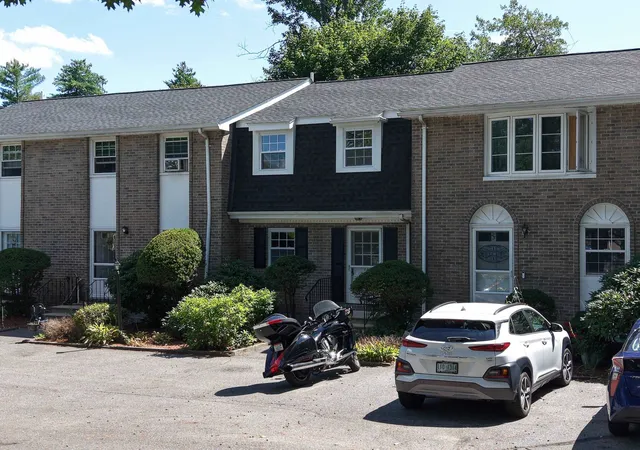 2nd image of 24 Fieldstone Dr, Londonderry, NH 03053 | MLS# 5105903