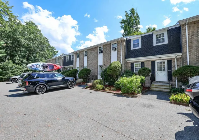 Photo 3 of Townhouse for sale at 24 Fieldstone Dr, Londonderry, NH 03053 | MLS# 5105903 | Listing updated on 2026-09-16